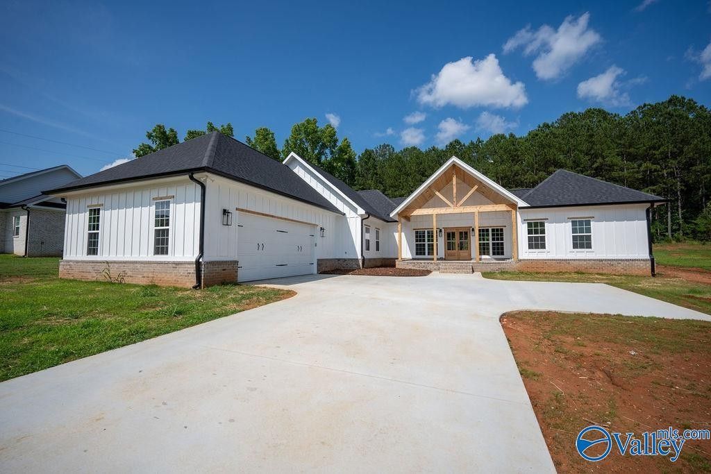 45 Betty Way. Scottsboro, AL 35769