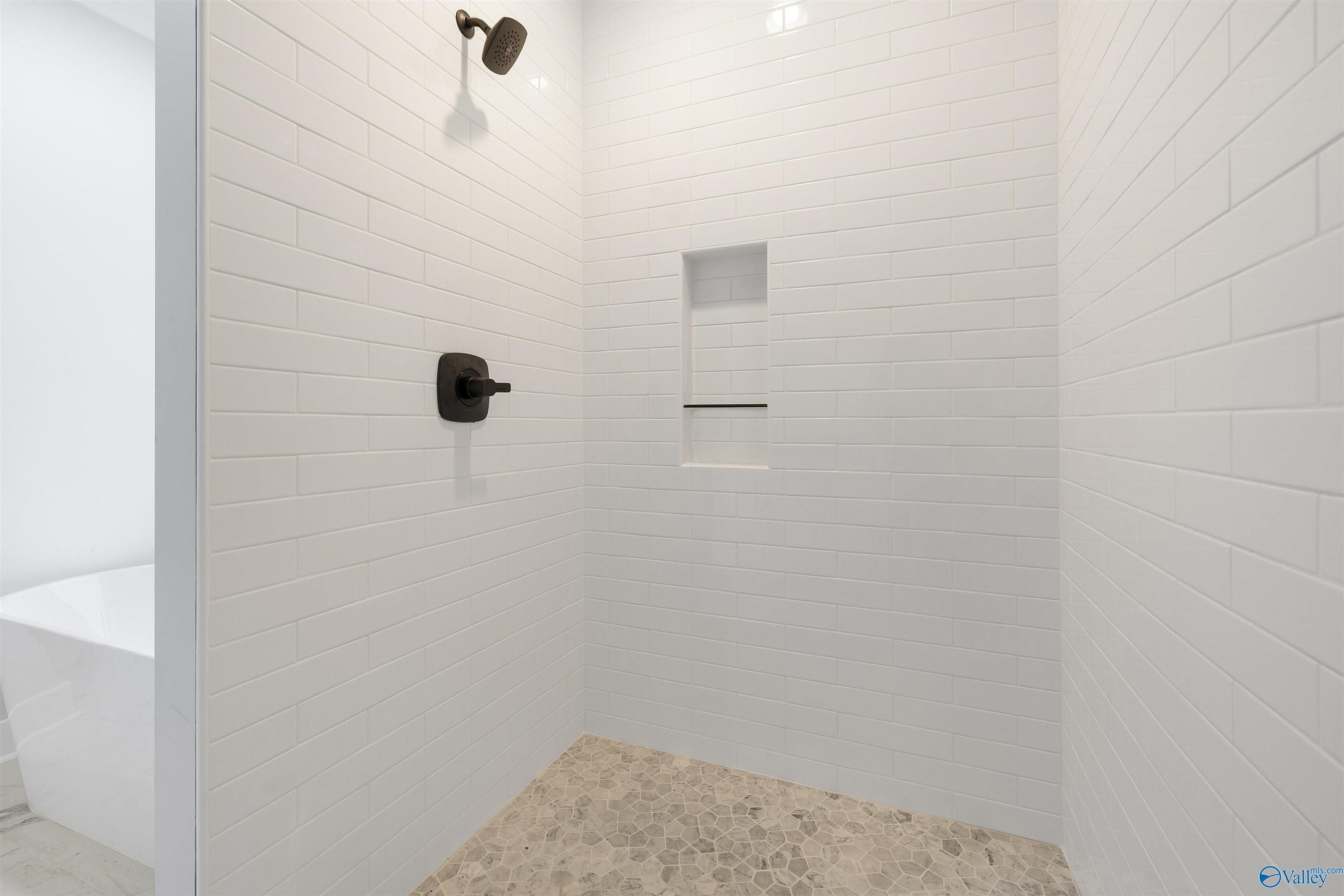 97 Tomahawk Circle. Guntersville, AL 35976