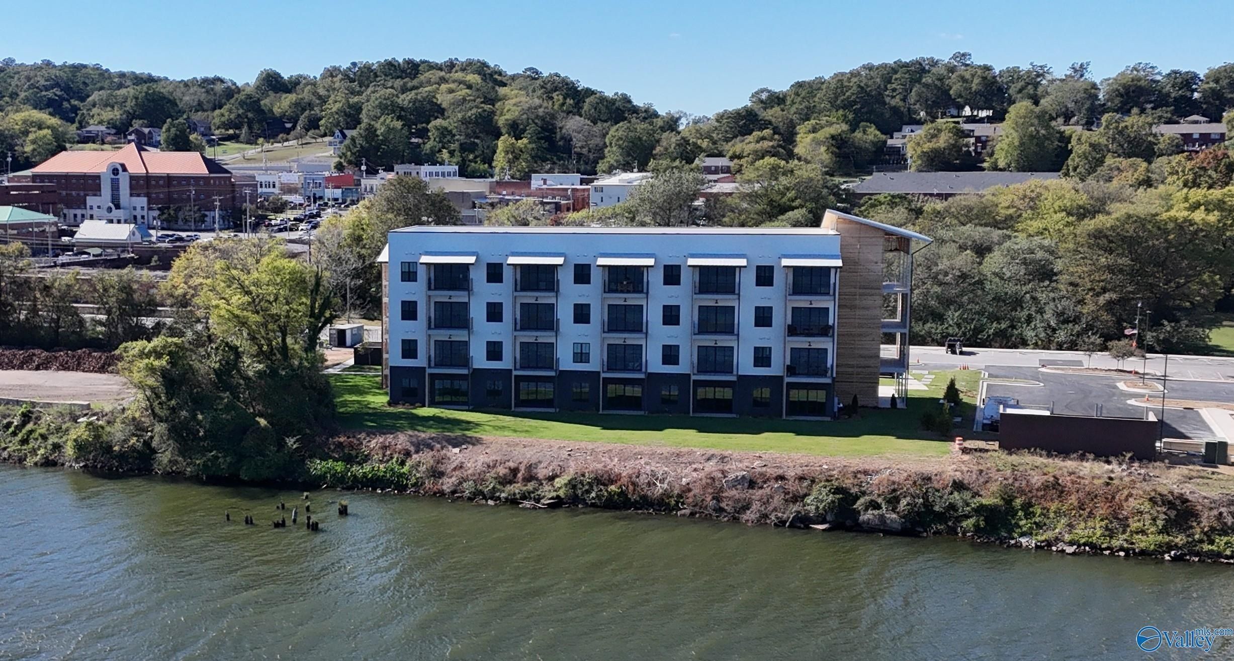 2699  101 Paddle Wheel Drive. Guntersville, AL 35976