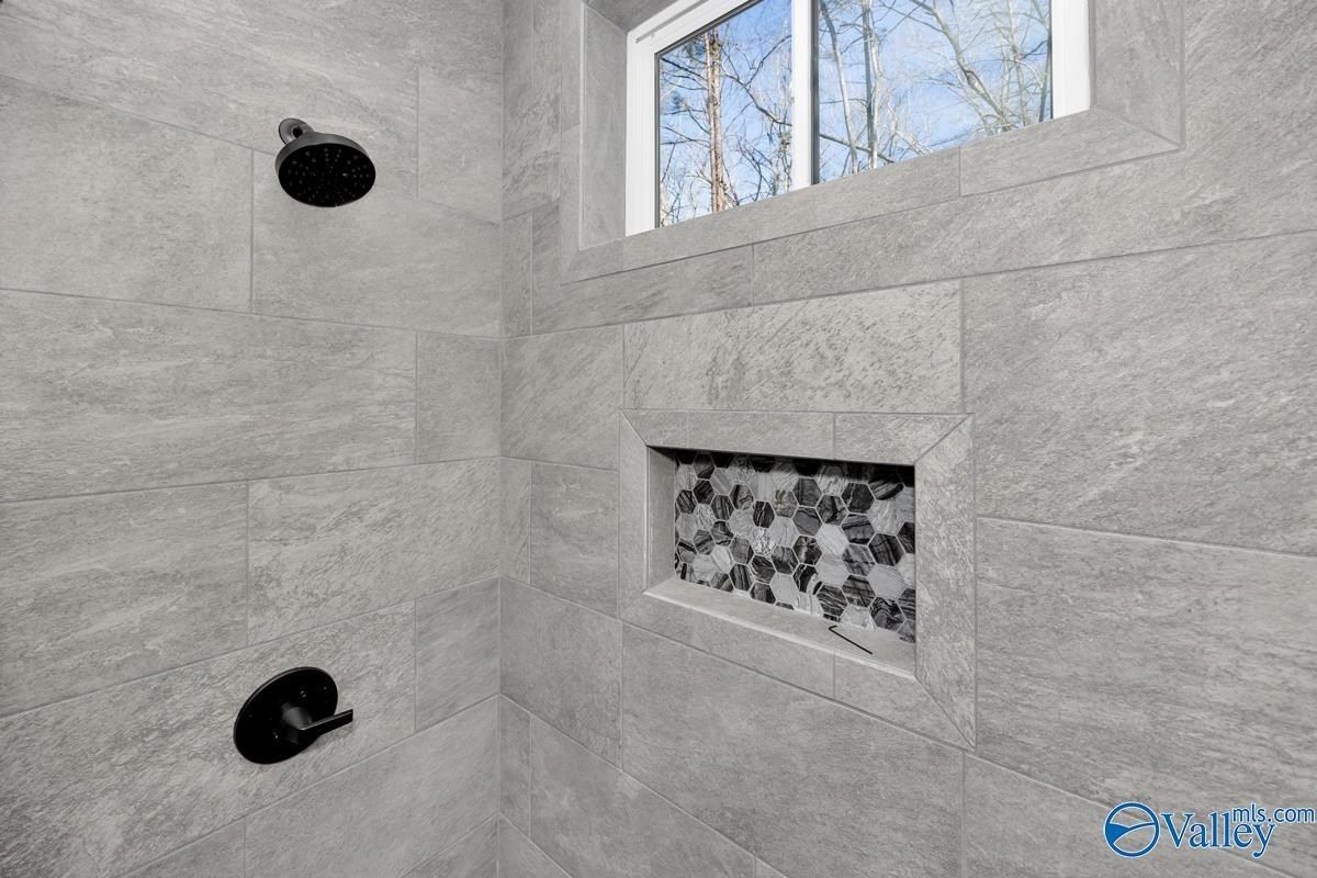 437 Shoreland Circle. Scottsboro, AL 35769