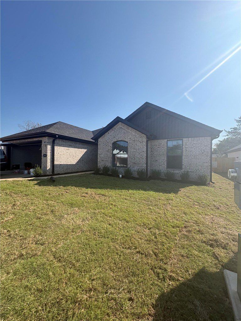 2905 S 2Nd Street. Rogers, AR 72758