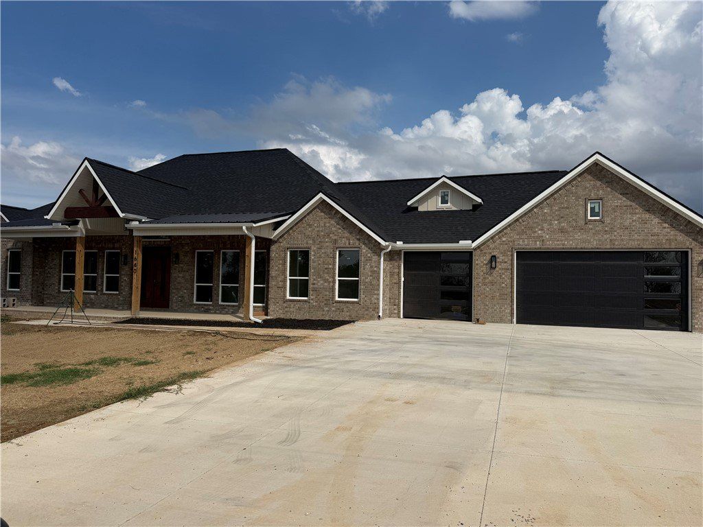 1640 Nw Digby Drive. Gentry, AR 72734