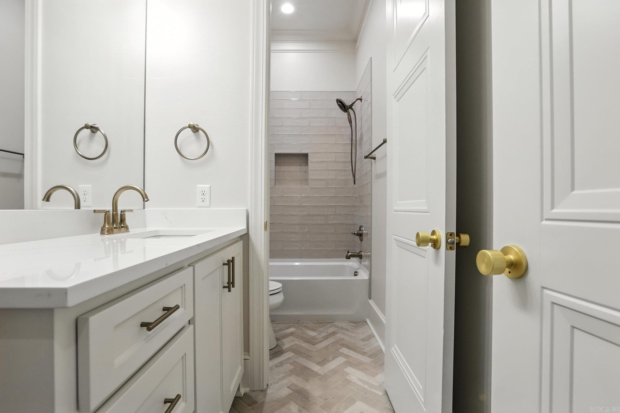 908 Cimarron Cove. Benton, AR 72019