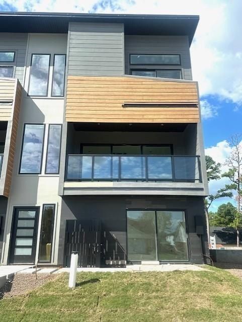 208  Nw 9Th  St. Bentonville, AR 72712