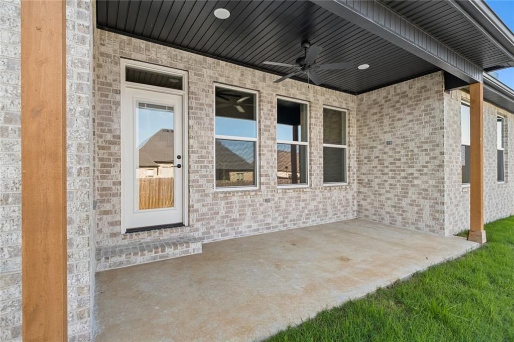 1851 Utopia  St. Centerton, AR 72719