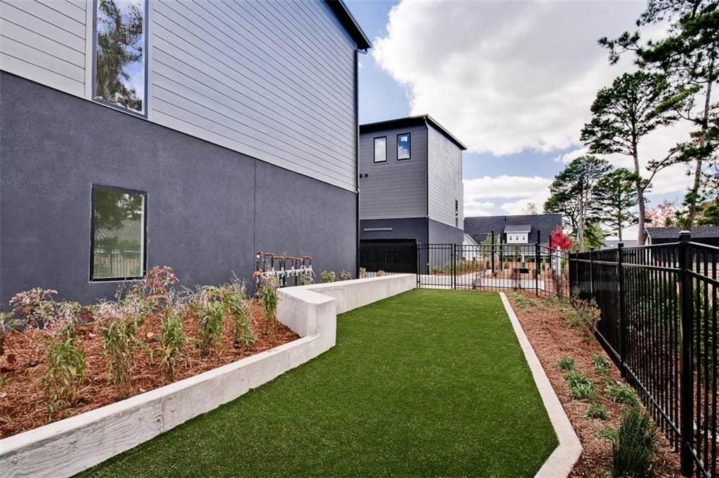 218  Nw 9Th  St. Bentonville, AR 72712