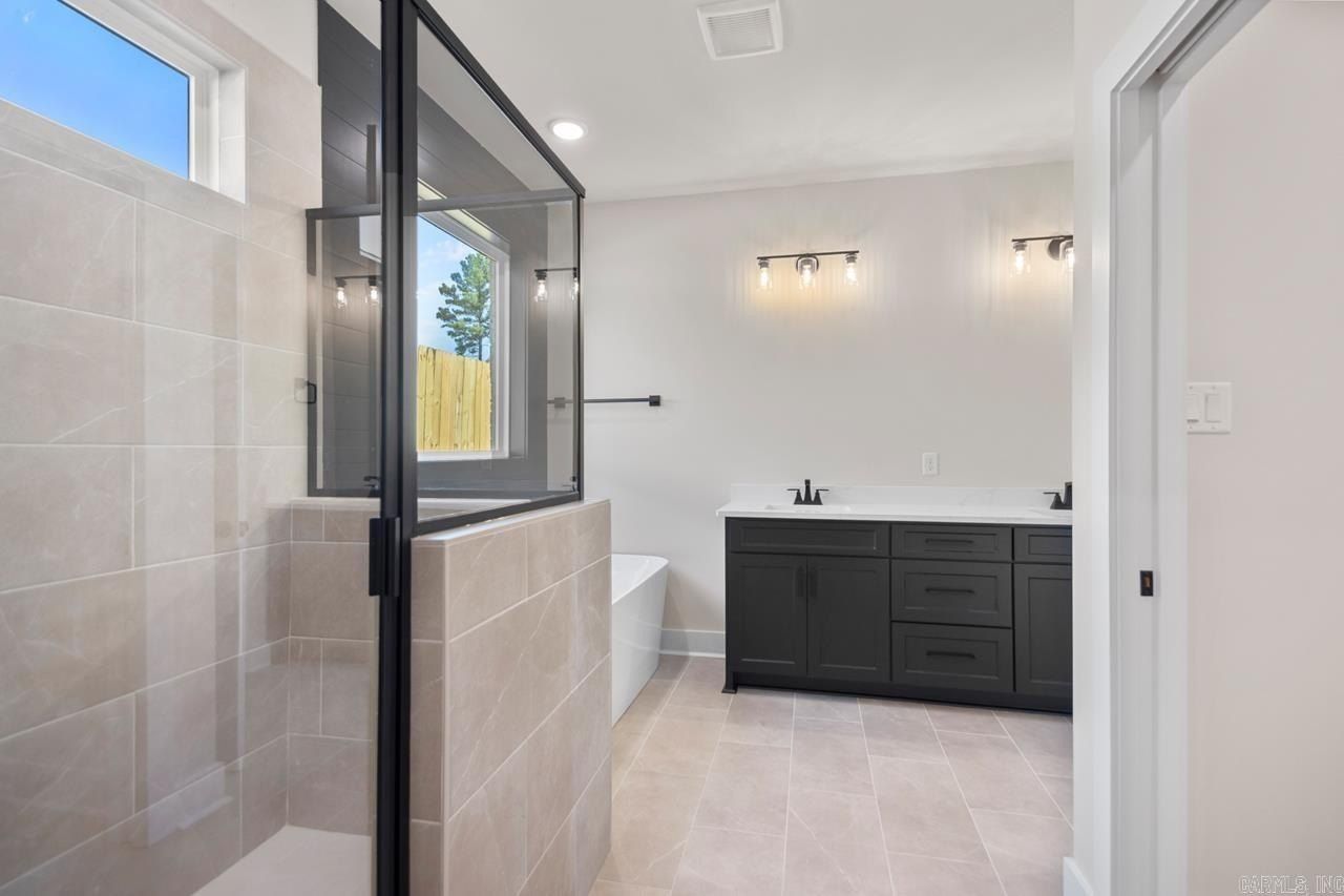 3892 Spencer Crossing Drive. Benton, AR 72019