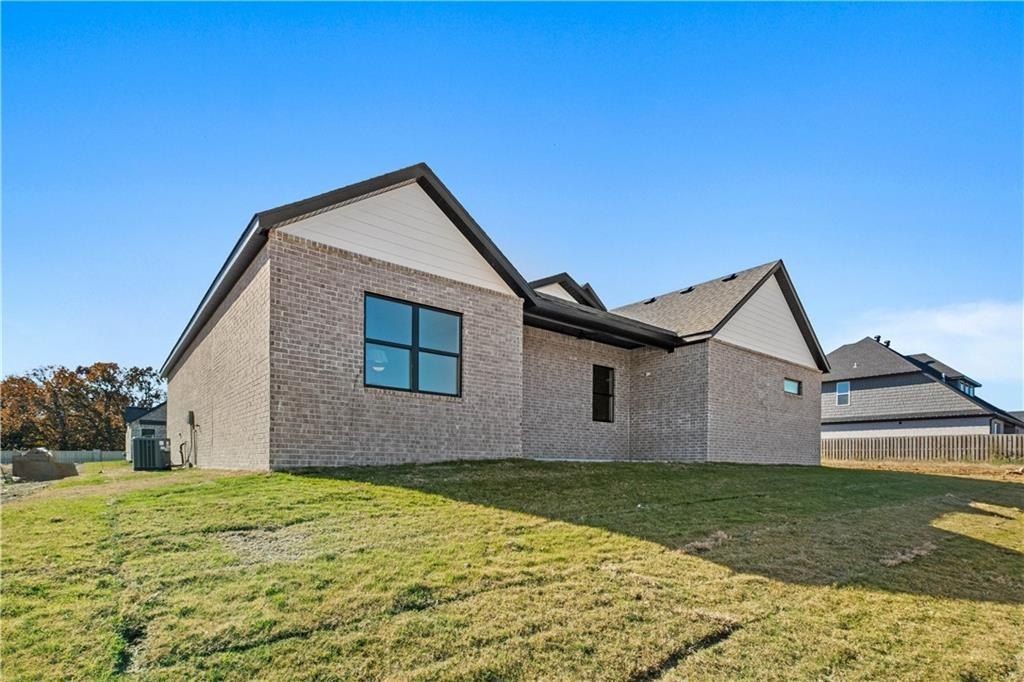 1810 Peacock  Rd. Centerton, AR 72719