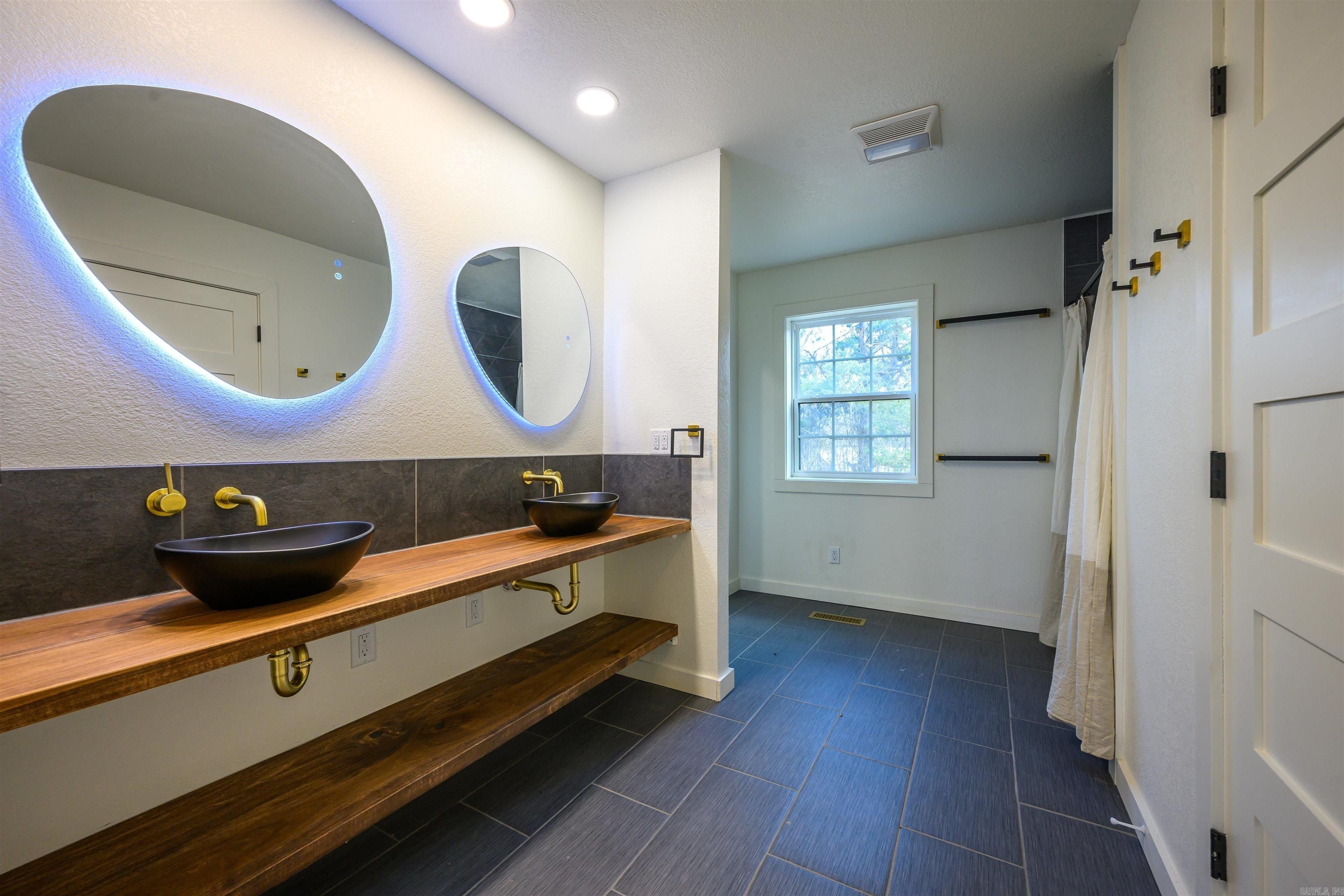 372 County Line Road. Locust Grove, AR 72550