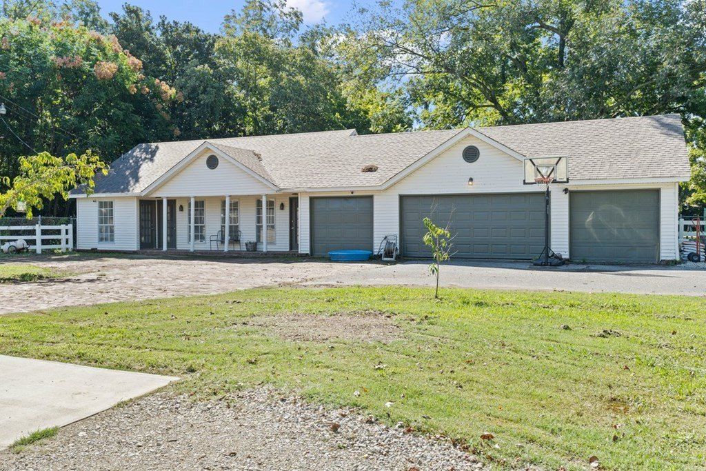 1499 Proctor Road. Proctor, AR 72376