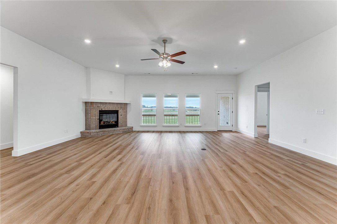 9018 S Pleasant Valley Road. Gentry, AR 72734