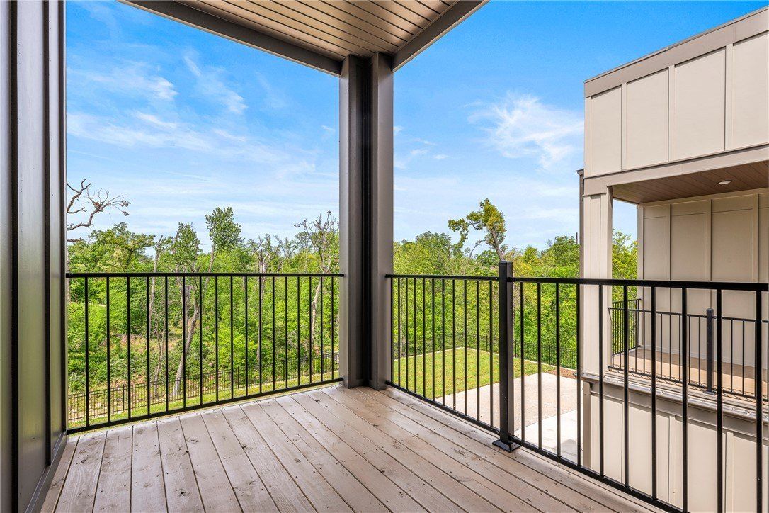 1033 Nw A Street. Bentonville, AR 72712