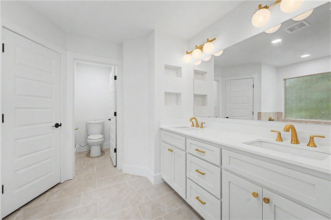816 W Foothills Drive. Fayetteville, AR 72701