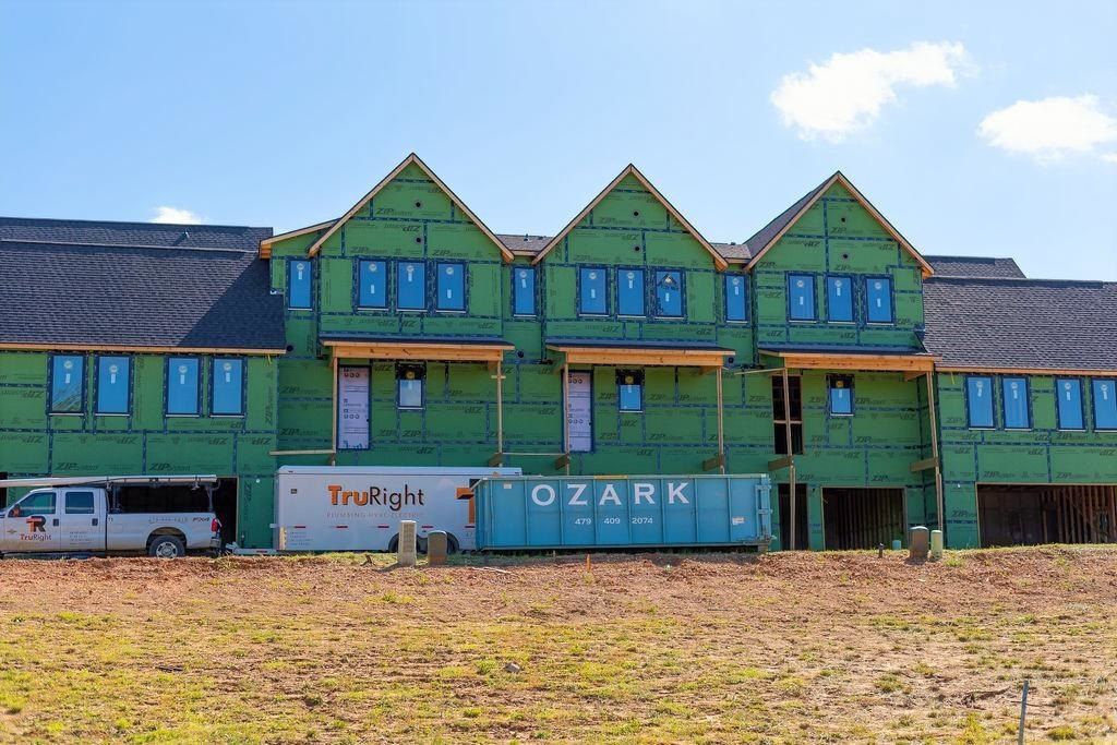 2334 W Markham. Fayetteville, AR 72701