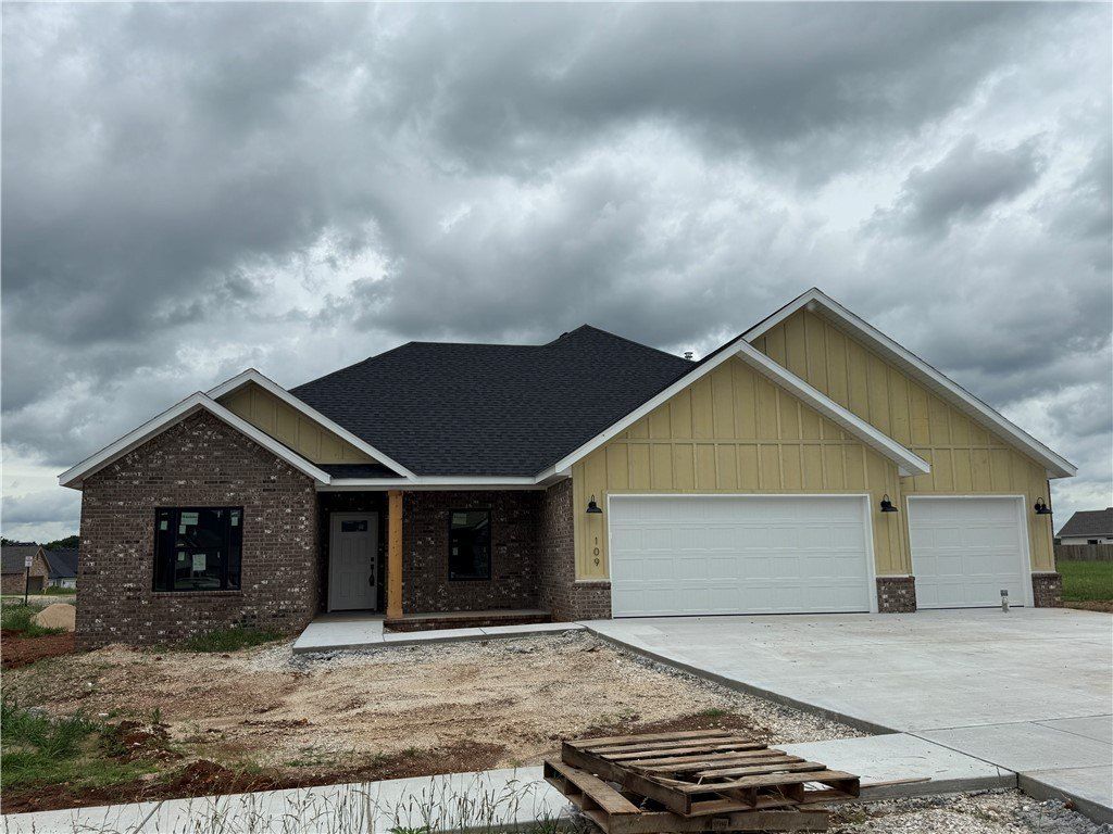 109 N Bloodhound Avenue. Farmington, AR 72730