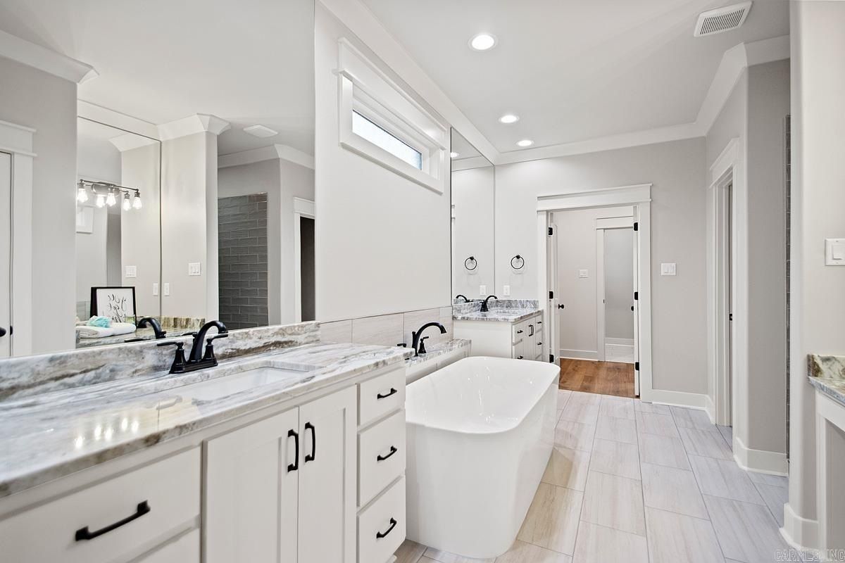 557 Valley Oak Drive. Sherwood, AR 72120