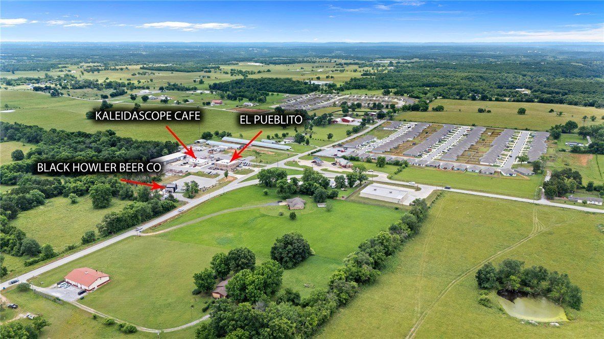 1313 Nw 15Th Avenue. Gentry, AR 72734