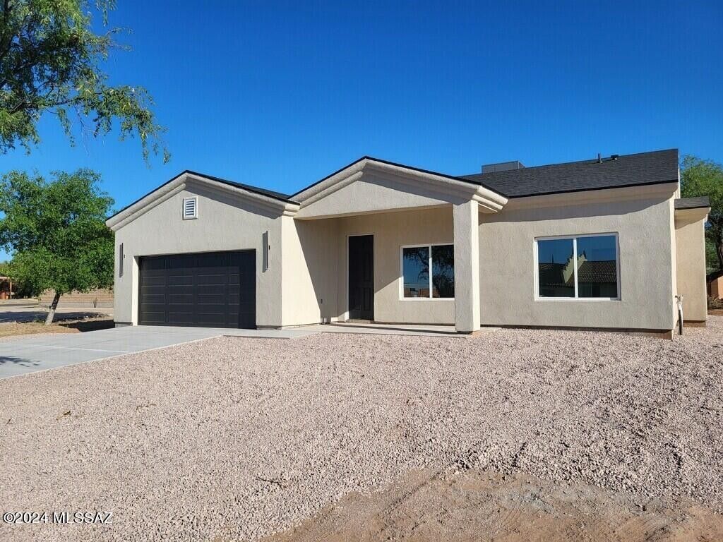 402 Sykes Circle. Rio Rico, AZ 85648