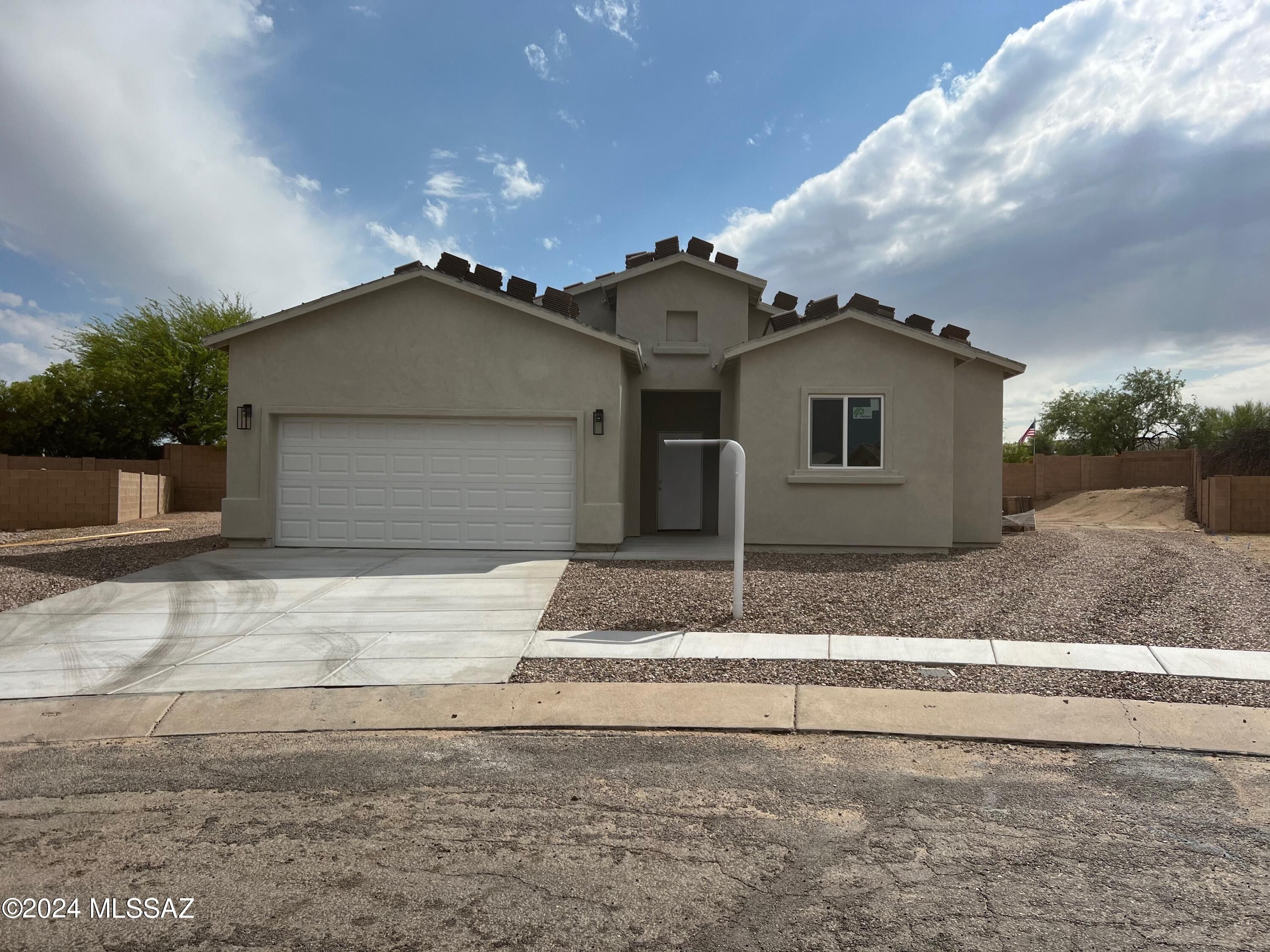 120 E Placita De Aretes. Green Valley, AZ 85614