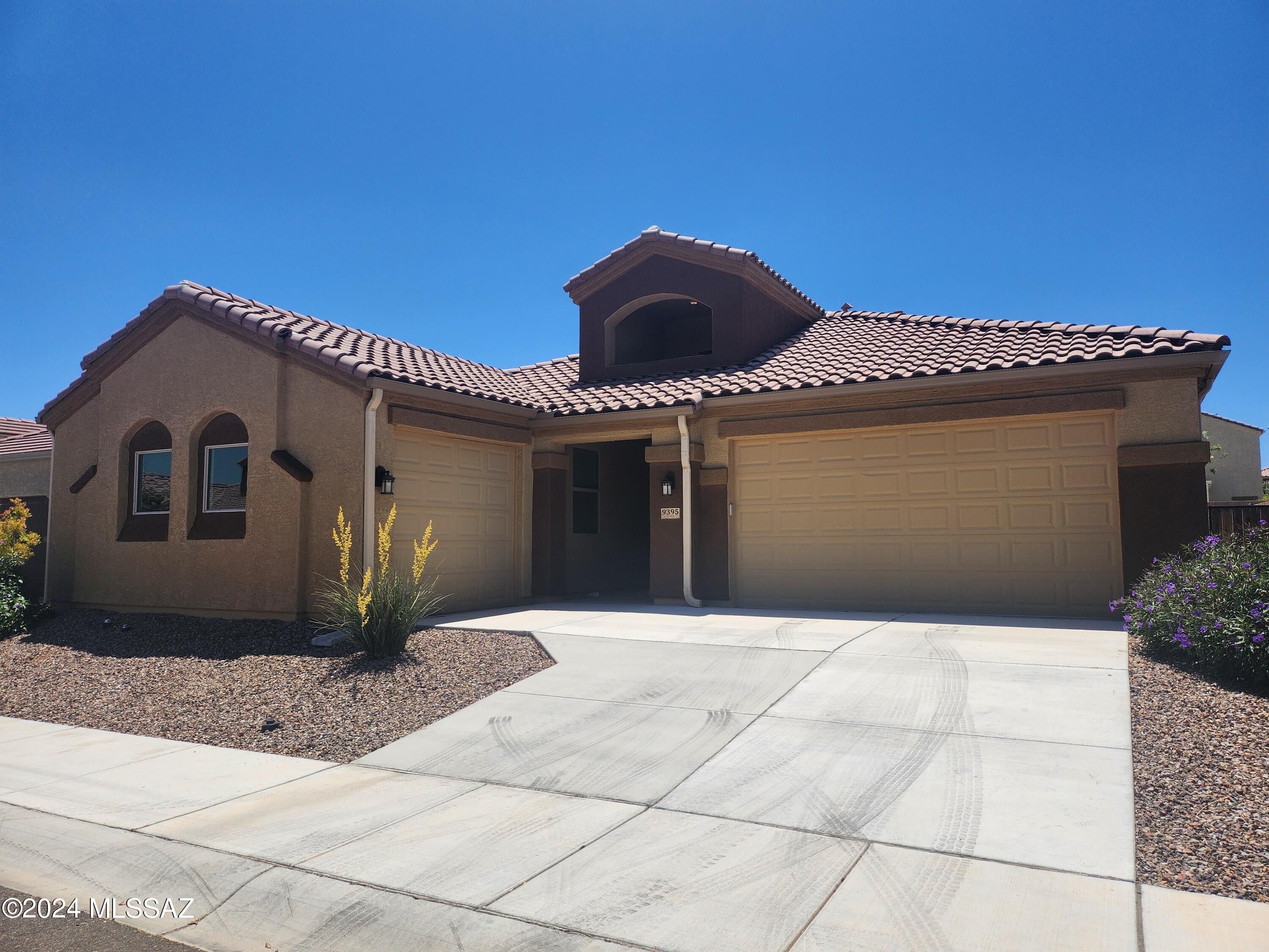 9395 W Lone Cougar Way. Marana, AZ 85653