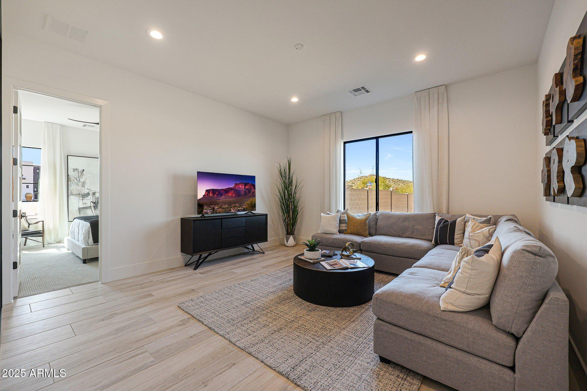 530 E Woburn Lane. Phoenix, AZ 85085
