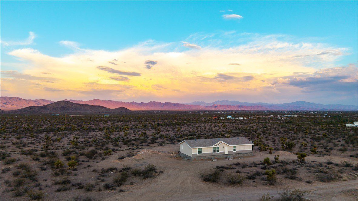 5874 Ehrenburg Drive. Golden Valley, AZ 86413