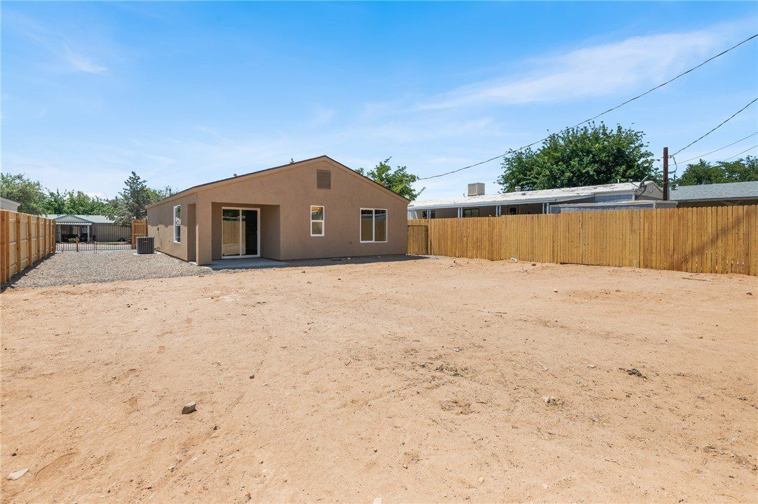 2935 E Thompson Avenue. Kingman, AZ 86409