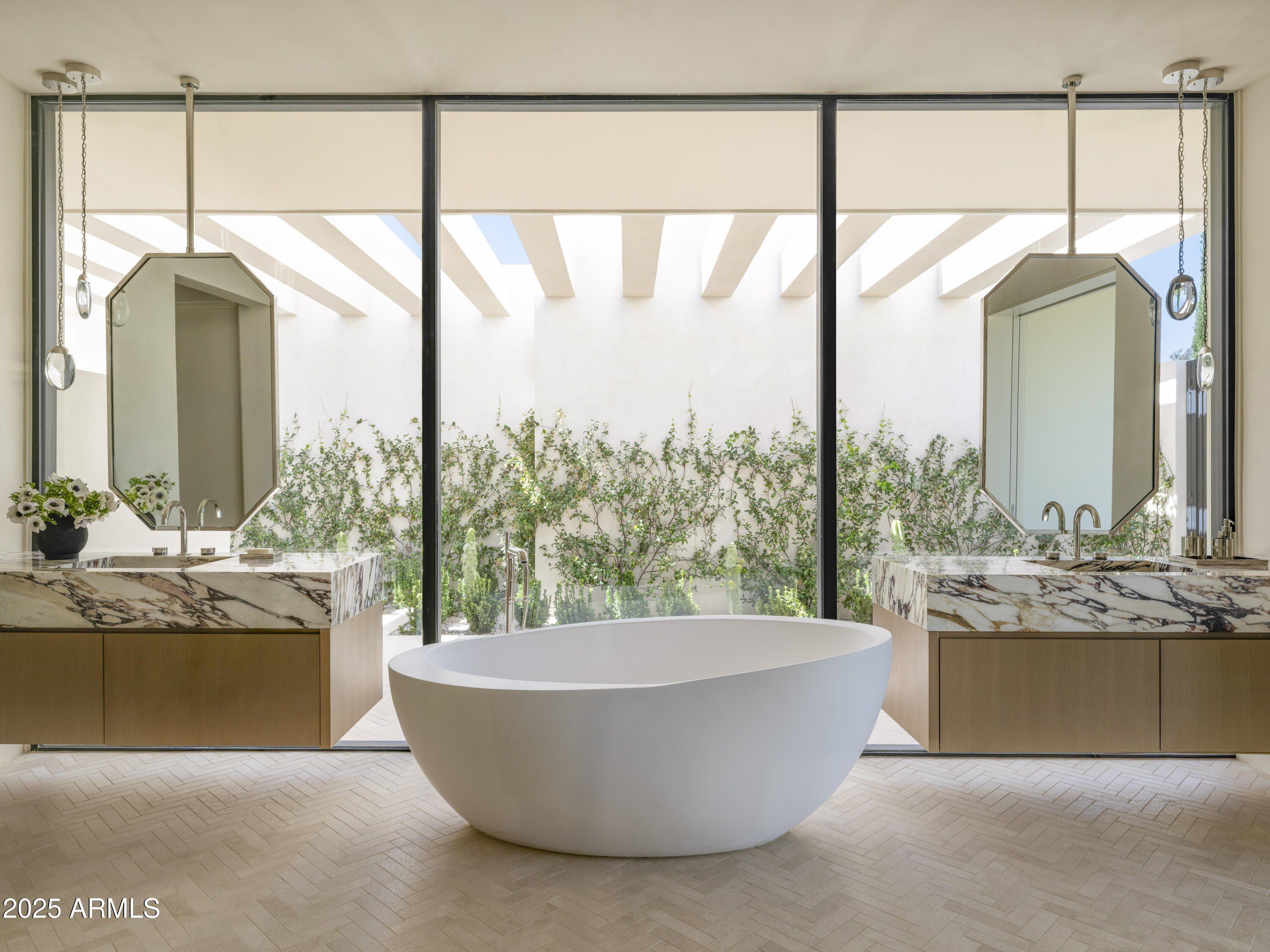 4510 E Maderos Del Cuenta Drive. Paradise Valley, AZ 85253