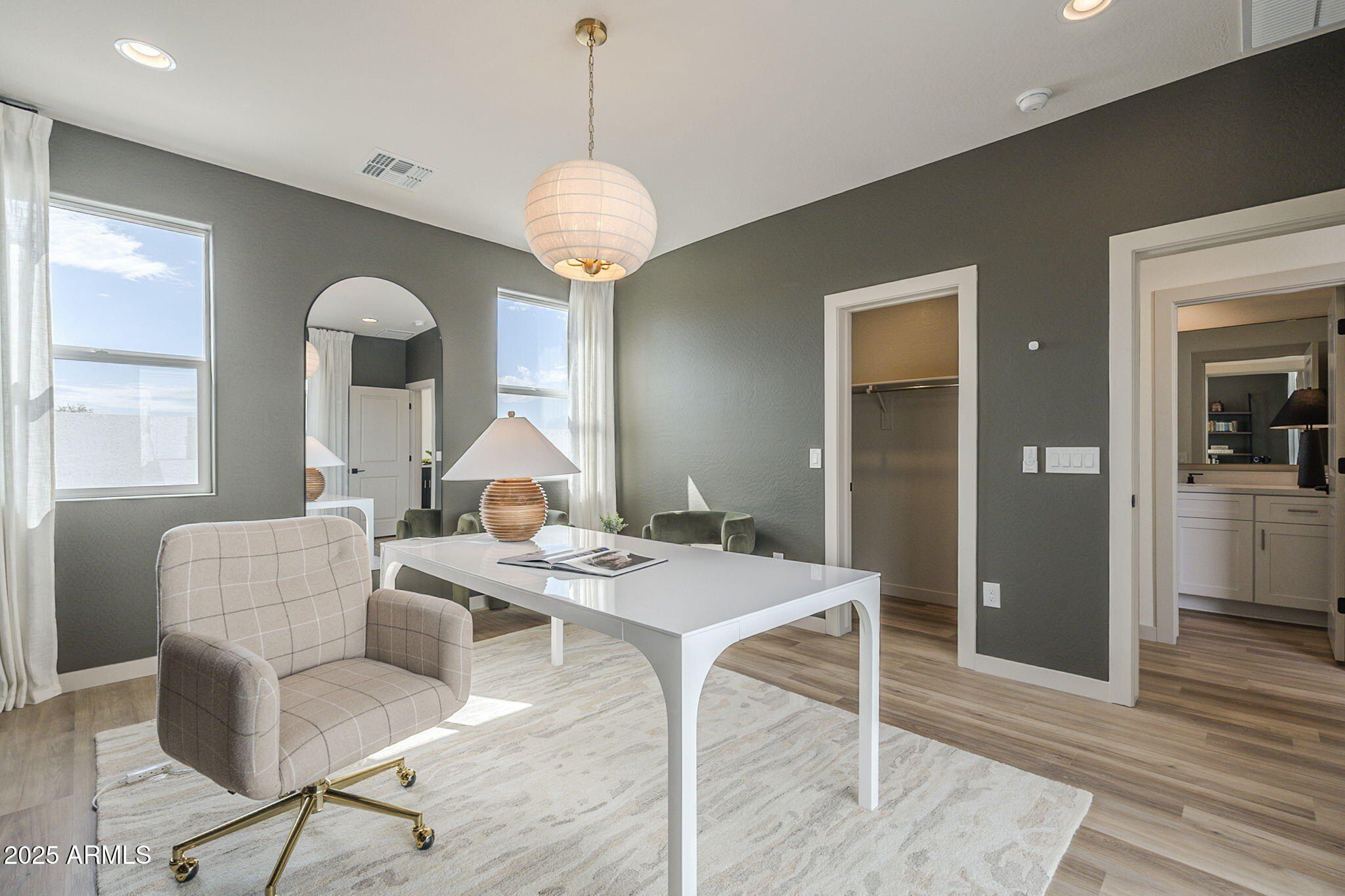 127 W Holcomb Lane. Phoenix, AZ 85003