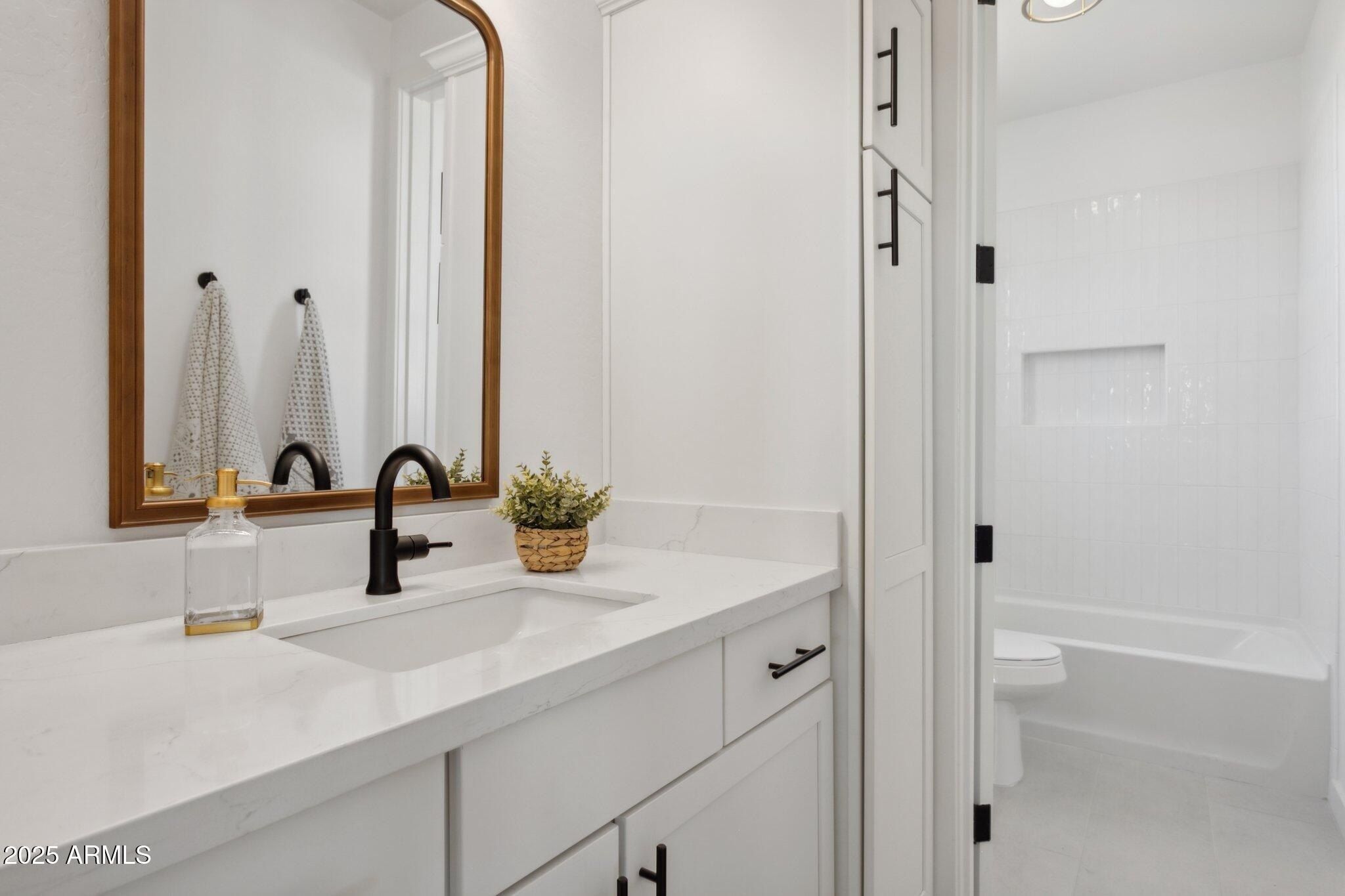 576 E Tanglewood Trail. Phoenix, AZ 85085