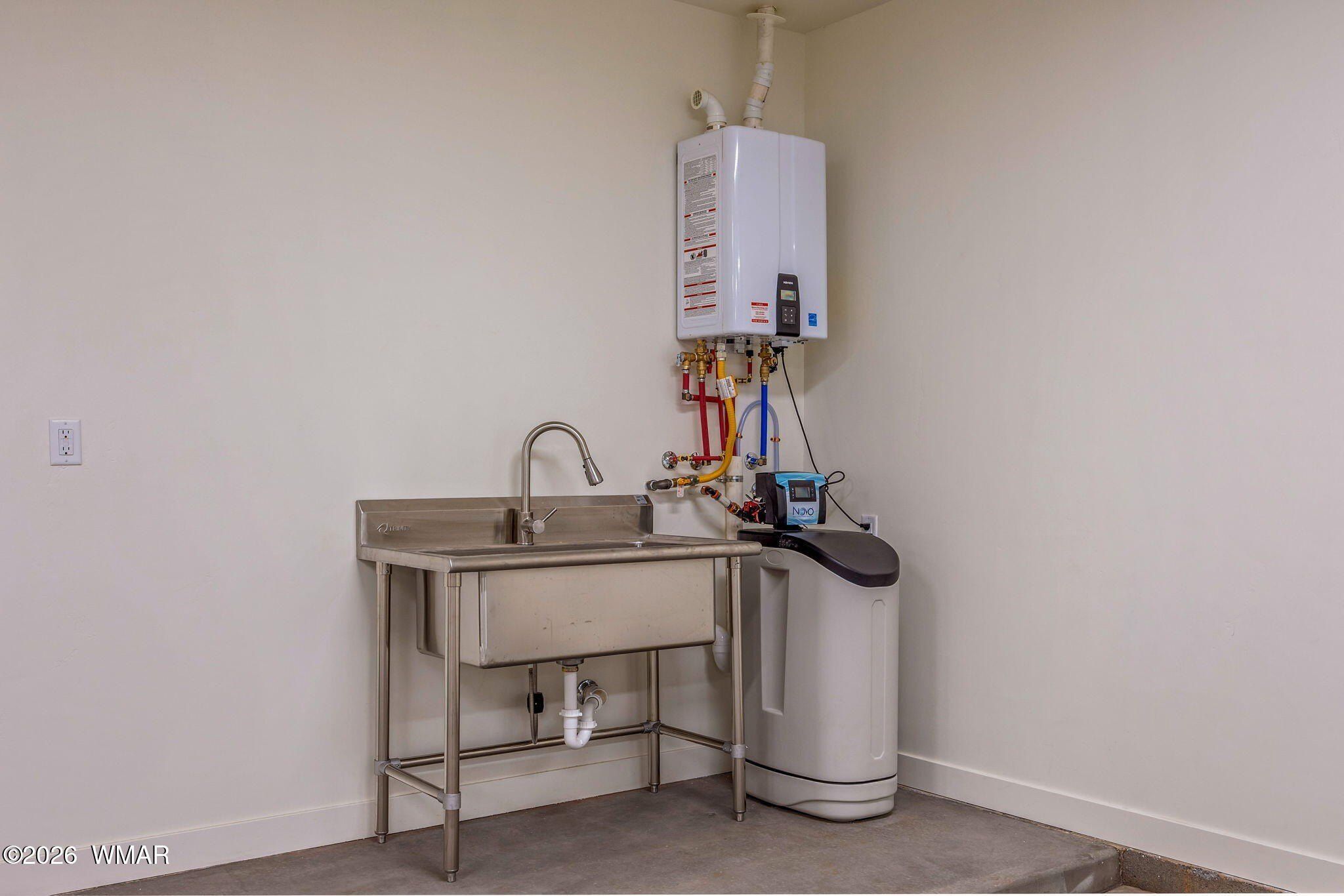 1041 S Ridgecreek Lane. Show Low, AZ 85901