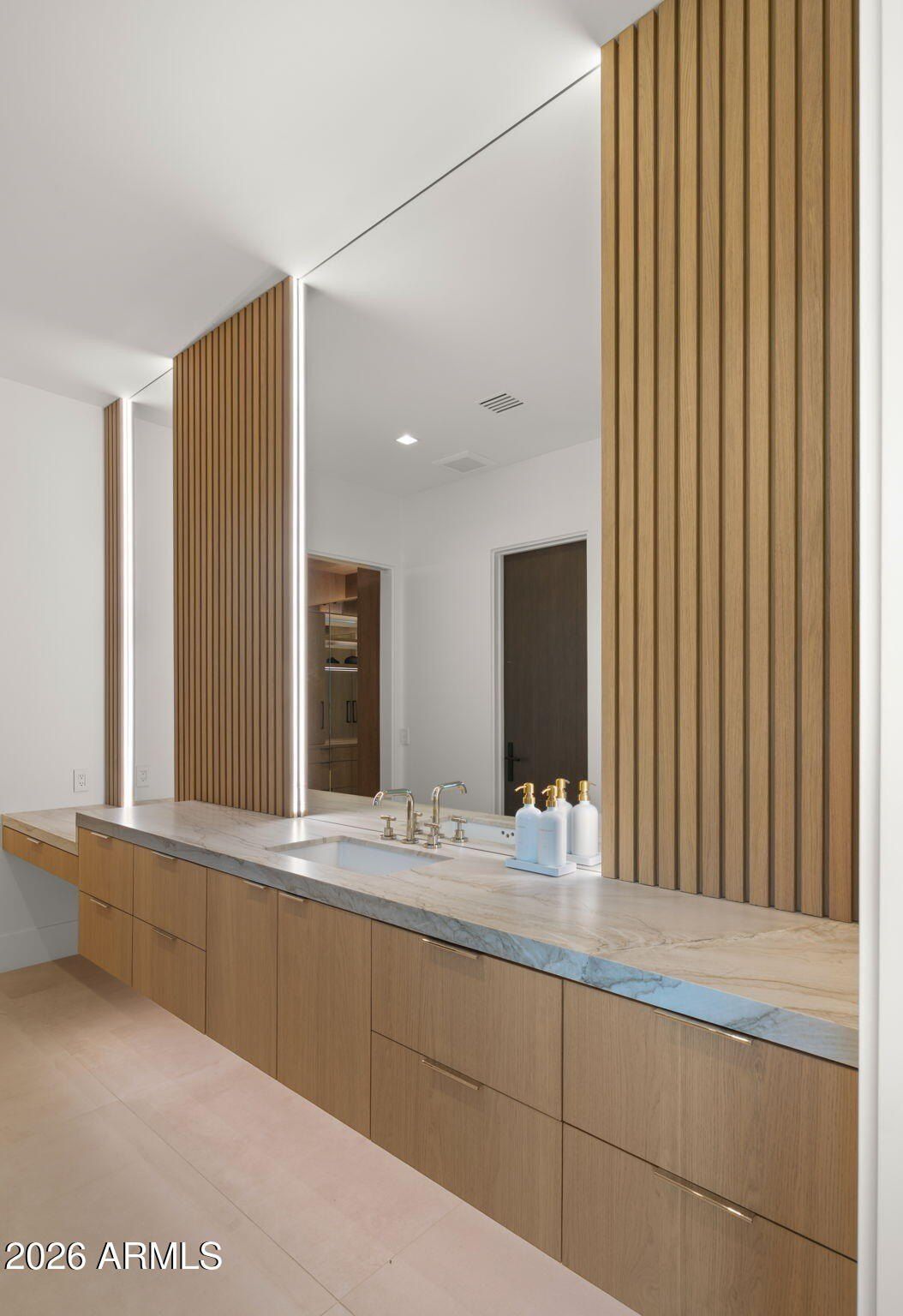 6824 E Hummingbird Lane. Paradise Valley, AZ 85253