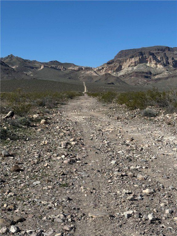 19101 Navajo Drive. Golden Valley, AZ 86413