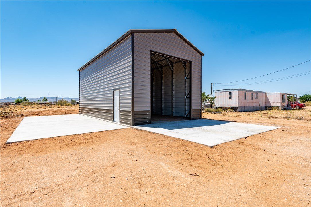 5875 W Burro Drive. Golden Valley, AZ 86413