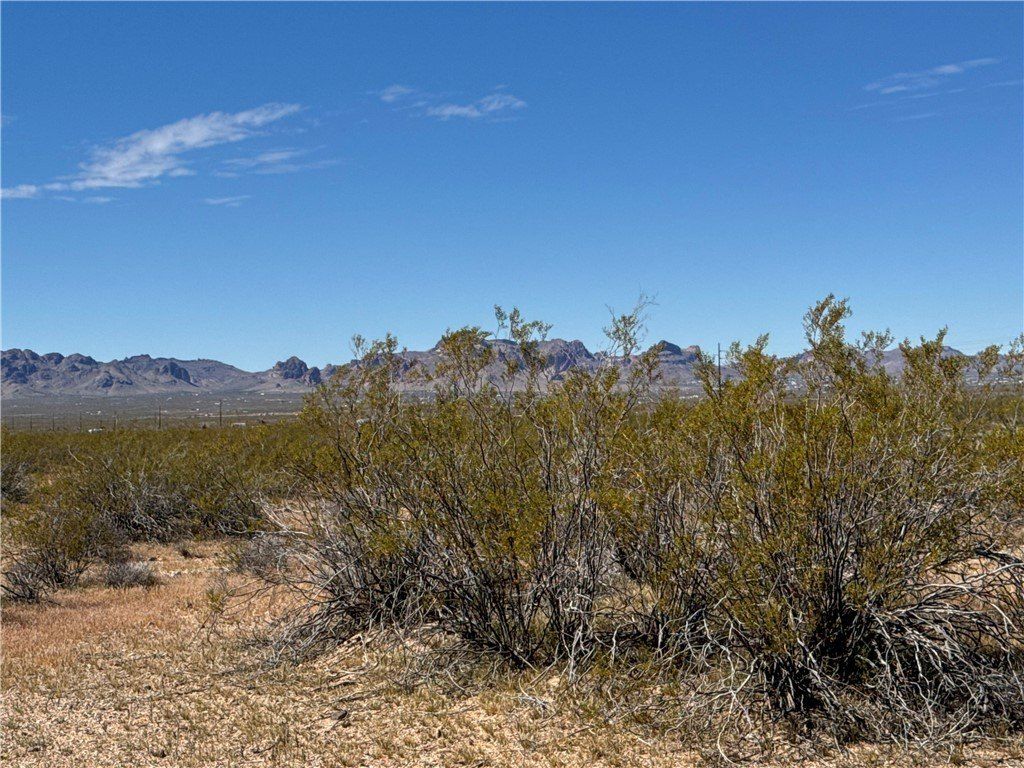 5043 Encanto Drive. Golden Valley, AZ 86413