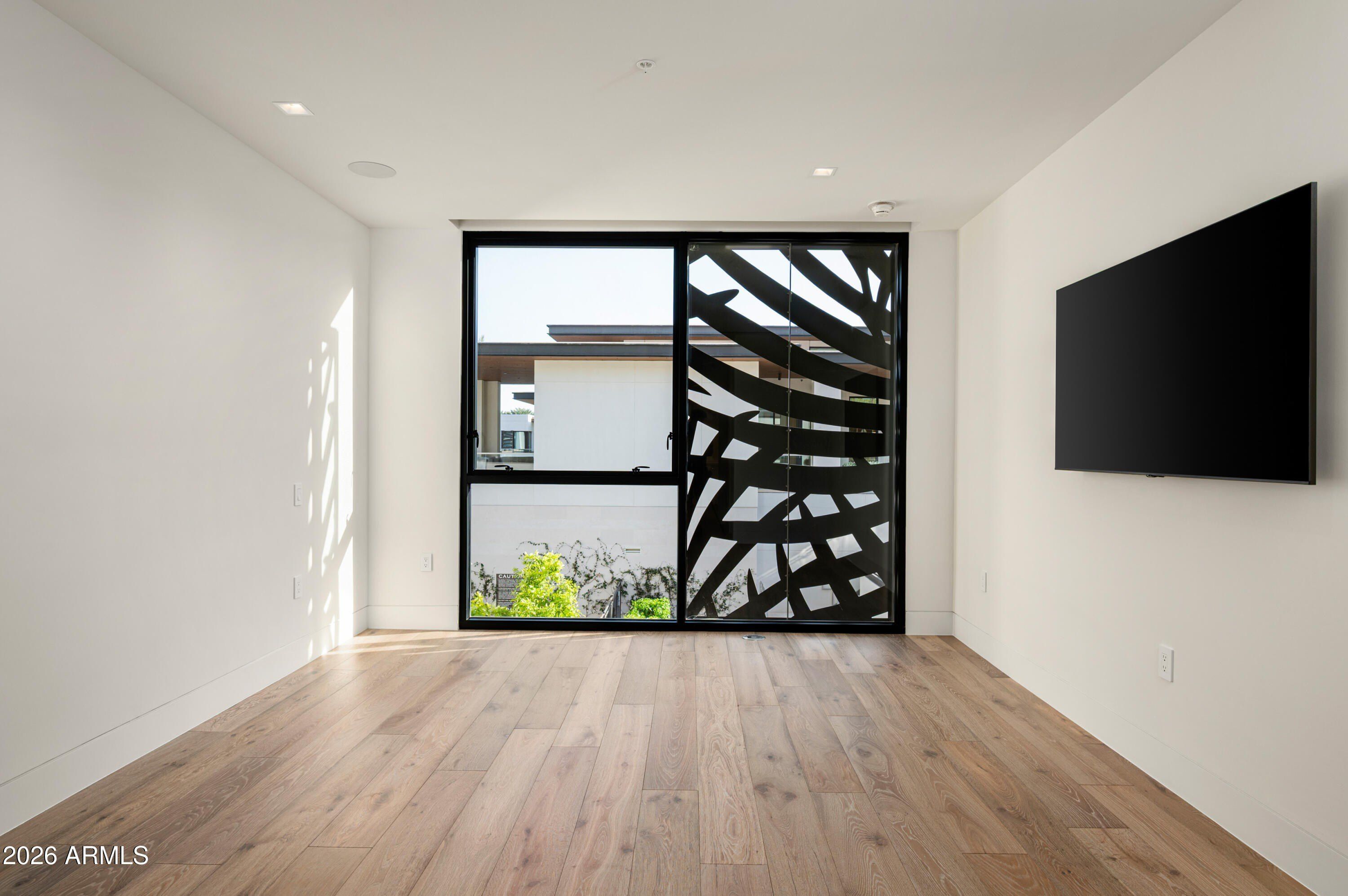 6587 N Palmeraie Boulevard Unit 2002. Paradise Valley, AZ 85253