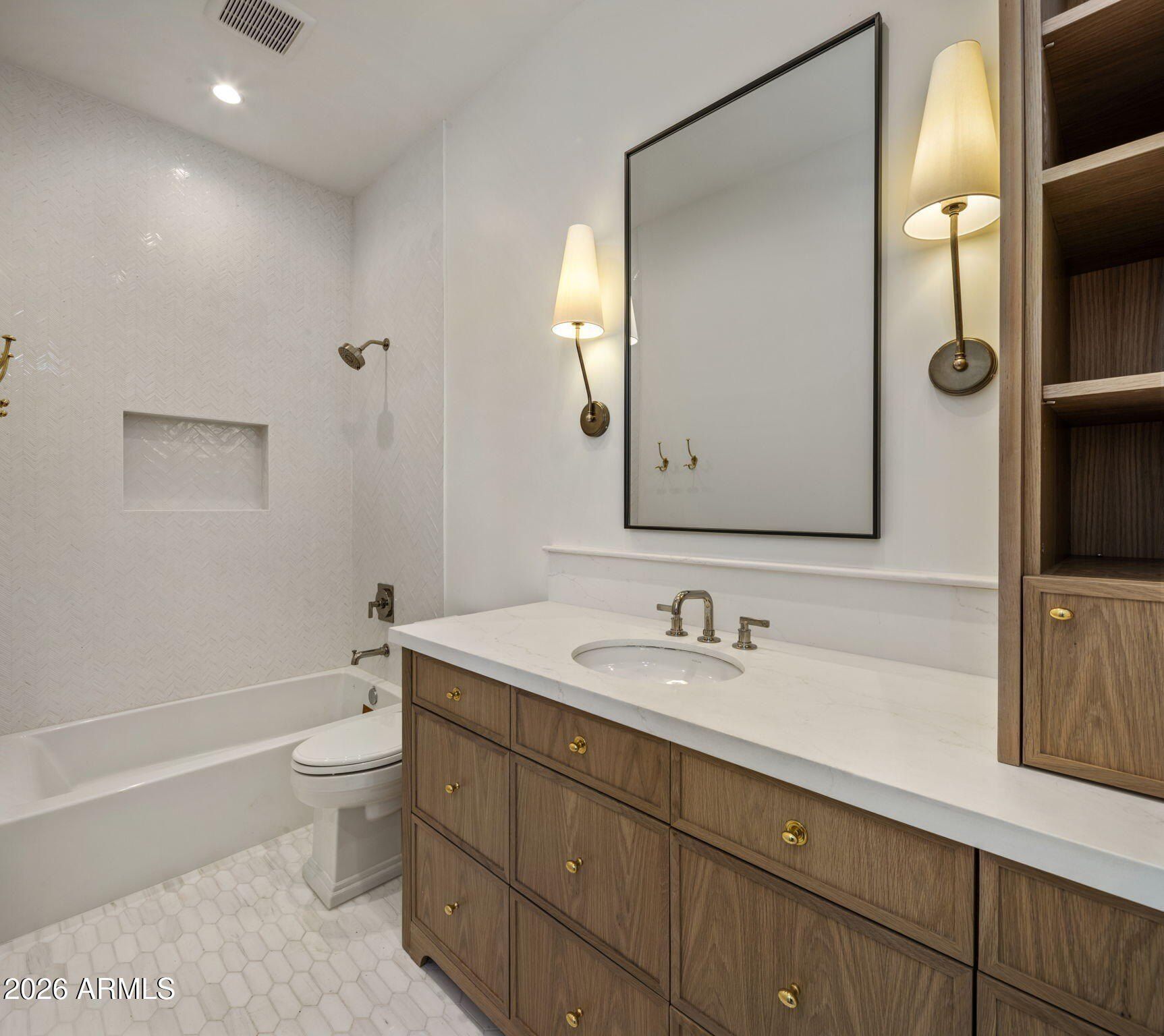 5935 E Calle Tuberia. Phoenix, AZ 85018