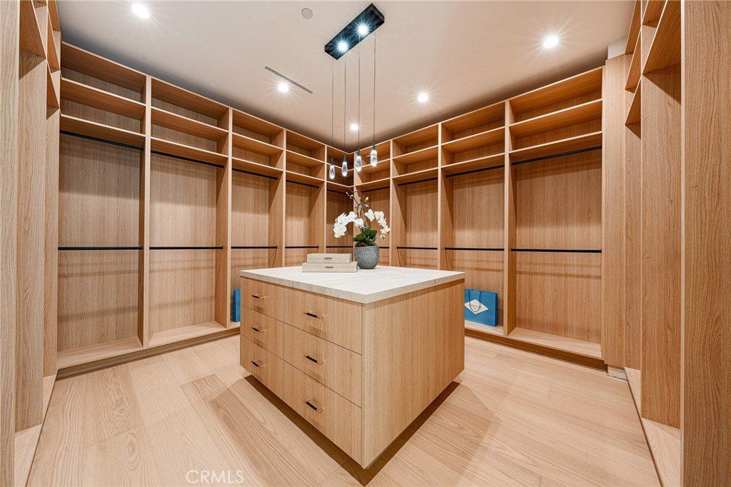 16258 Bertella Drive. Encino, CA 91436