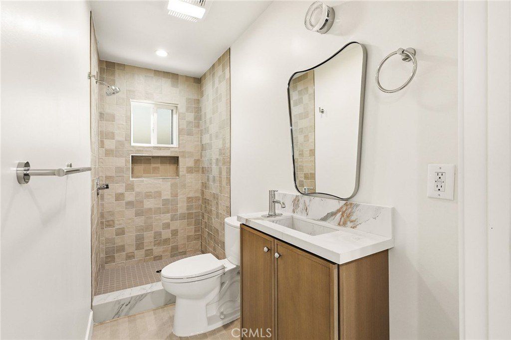 1122 N Beachwood. Los Angeles, CA 90038
