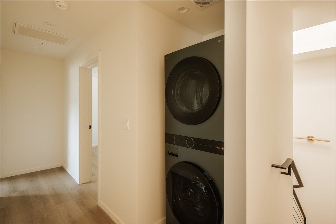 1247 Seward Street. Los Angeles, CA 90038