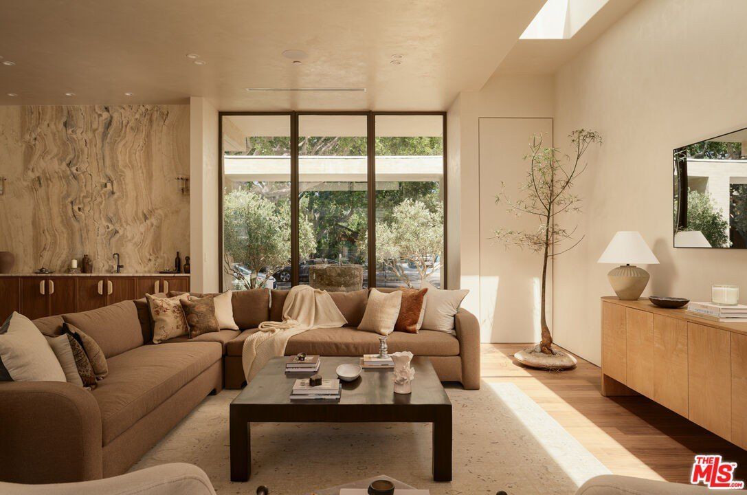 4333 Vinton Ave. Culver City, CA 90232