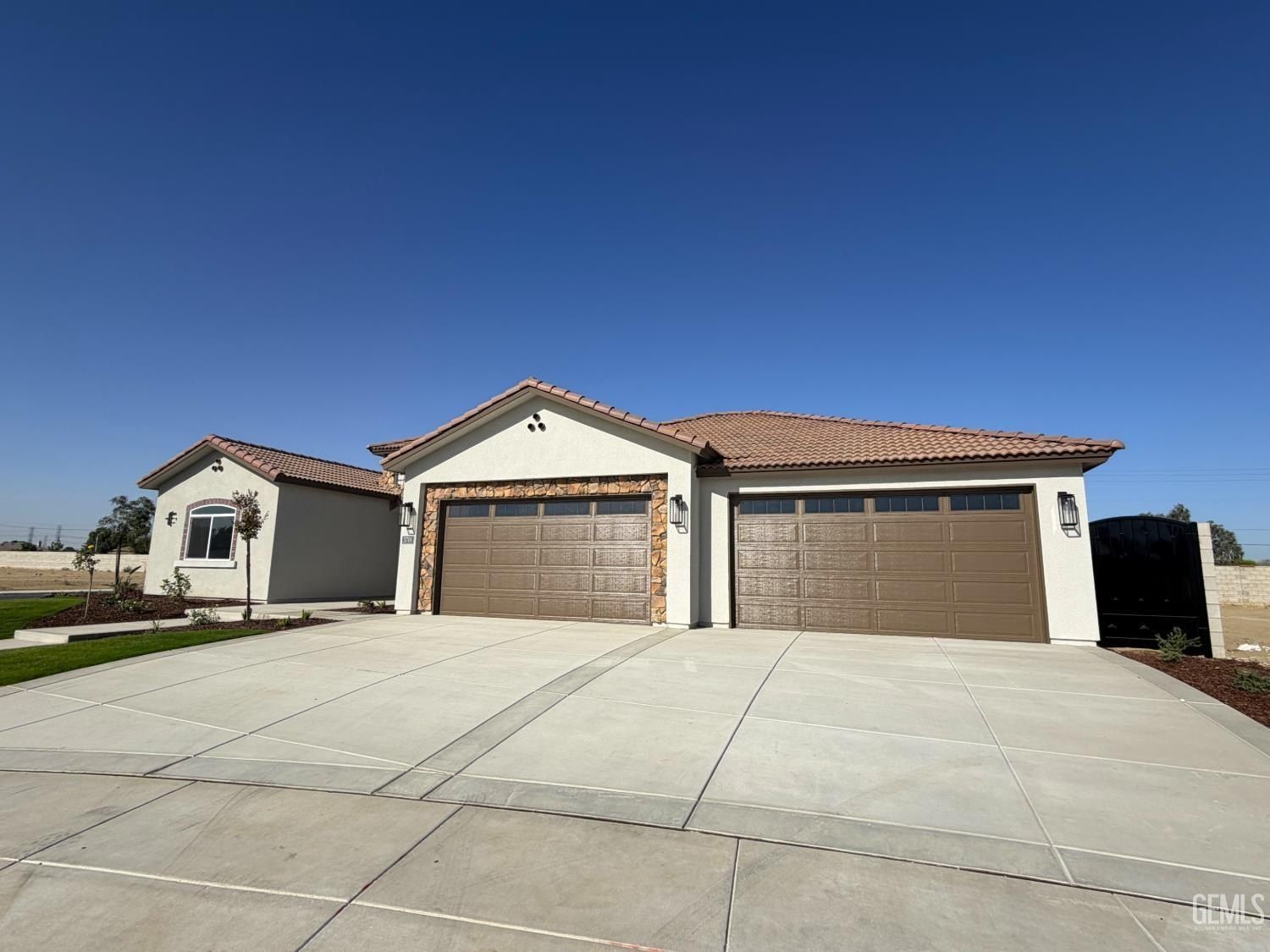 3701 Dayco Way. Bakersfield, CA 93314
