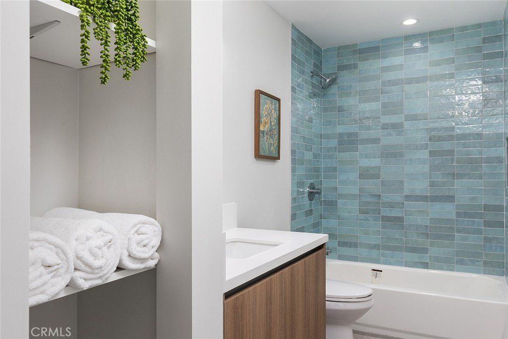 2822 Rowena Avenue. Los Angeles, CA 90039
