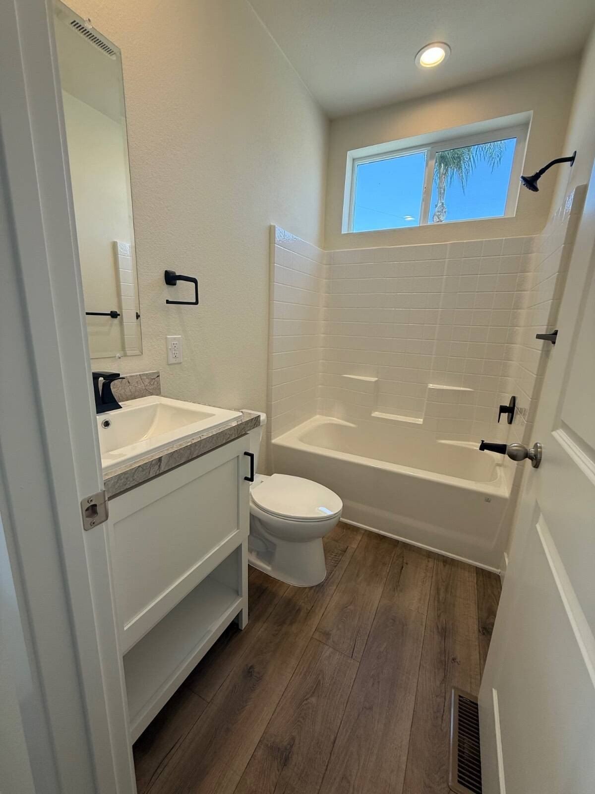 11733 166Th. Norwalk, CA 90650