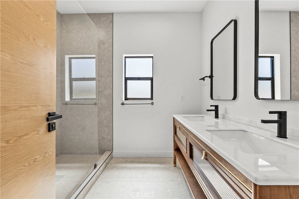 5751 Vista Del Monte. Sherman Oaks, CA 91411