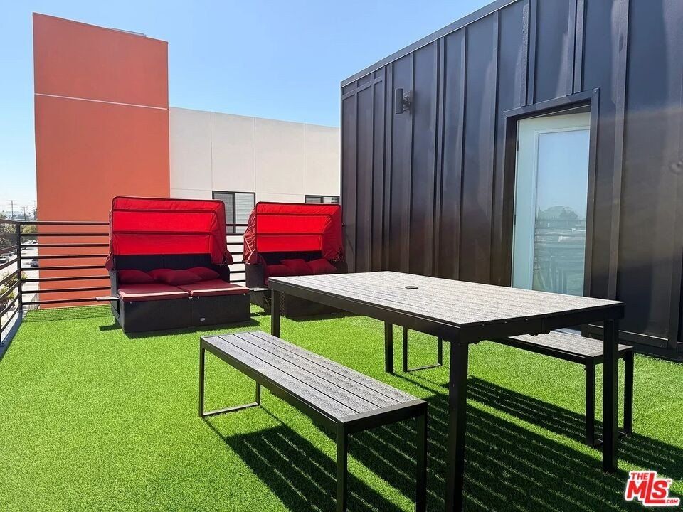 1359 W 35Th Pl. Los Angeles, CA 90007