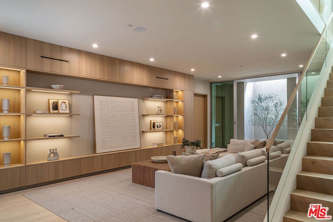 634 Moreno Ave. Los Angeles, CA 90049