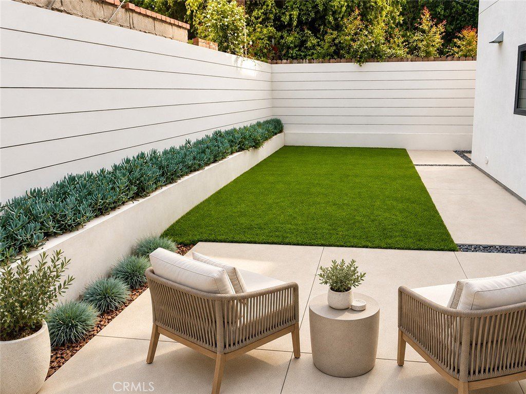 1281612 Bloomfield Street. Studio City, CA 91604