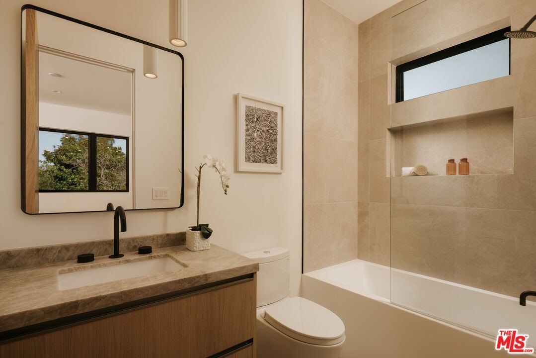 3621 Moore St. Los Angeles, CA 90066