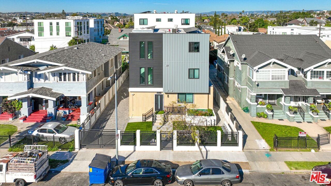 3017 Kenwood Ave. Los Angeles, CA 90007